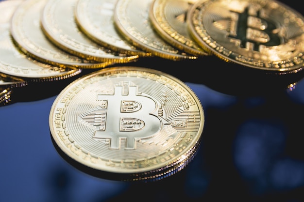 Kryptowährung goldener Bitcoin. Technologie Kryptowährung und Finanzkonzept.