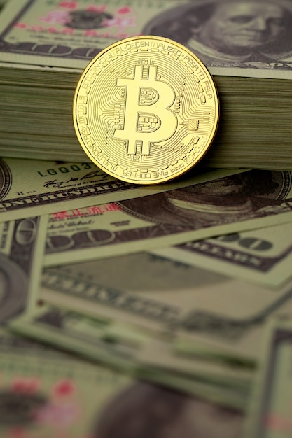 Kryptowährungs-Münzen-Symbole über einem Stapel von Dollar-Banknoten. Idee für Blockchain, die neue Art von Geld in der Wirtschaft der Geschäftswelt.