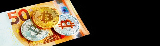 Kryptowährungskonzept. Entwicklung der Bitcoin-Wechselkurse. Aufstieg und Fall von Bitcoin.