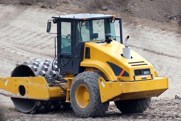 KRYVYI RIH, UCRANIA - ABRIL DE 2020. Las máquinas industriales pesadas de construcción hacen un nuevo camino