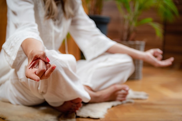 Foto ksepana mudra para dejar ir estimulando la desintoxicación restaurando la energía y reviviendo la tensión