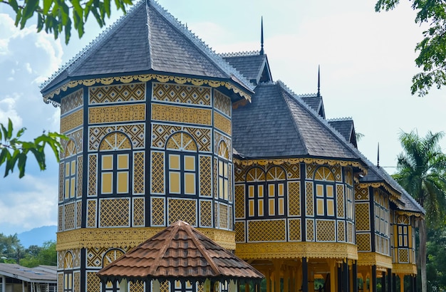 Foto kuala kangsar perak 21 de marzo de 2024 el palacio del museo real o popularmente conocido como istana kenanga es un testimonio de la arquitectura tradicional malaia, el encanto real y el patrimonio cultural