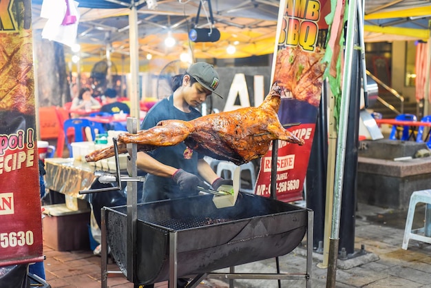 Kuala Lumpur Malasia 28 de agosto de 2023 Barbacoa de cordero a la parrilla en Jalan Alor comida callejera