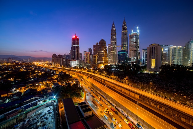 KUALA LUMPUR, MALASIA - 29 de marzo de 2016: Horizonte de la torre de Kuala Lumpur en Malasia