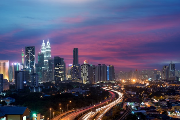 Kuala Lumpur Skyline und Wolkenkratzer nachts in Kuala Lumpur, Malaysia.