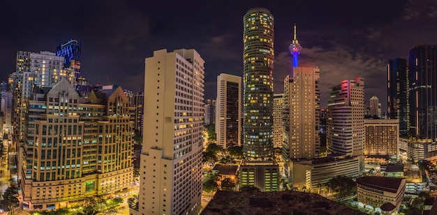 Kuala Lumpur Stadtbild Panoramablick auf die Skyline der Stadt Kuala Lumpur bei Nacht mit Wolkenkratzern Gebäude in Malaysia