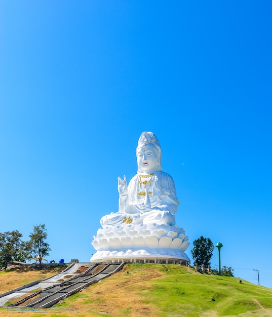 Foto kuan yin estátua de buda. wathyuaplakang