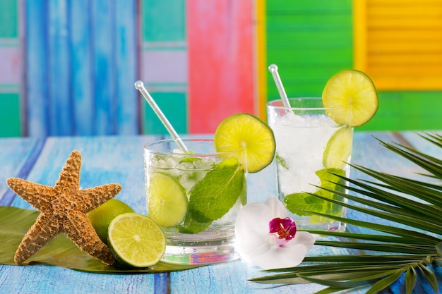 Foto kubanisches mojito-cocktail in tropischen blauen hölzernen blumen