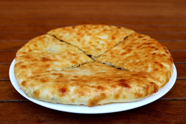 Kubdari Sabroso Pan Plano Relleno Con Carne Especiada Plato Tradicional De La Región De Svaneti Georgia