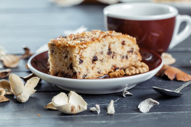 Kuchen auf alten Holztisch