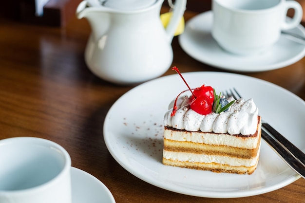 Kuchen auf dem Tisch mit Tee-Dessert-Entspannungszeit