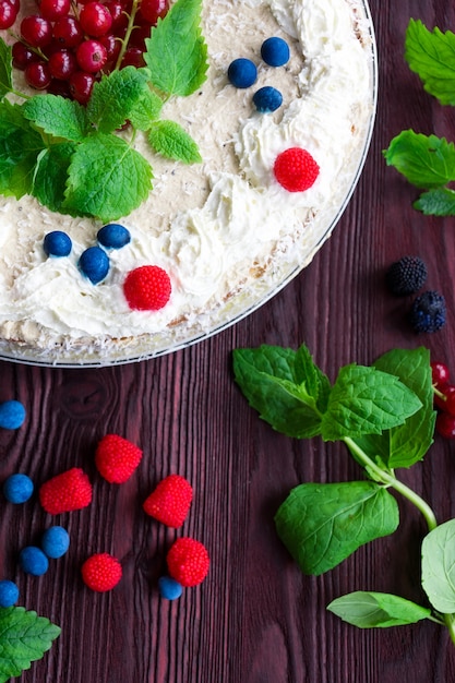 Kuchen auf einem roten Hintergrund