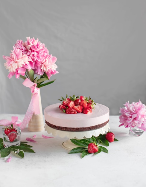 Kuchen auf einem ständer mit erdbeeren