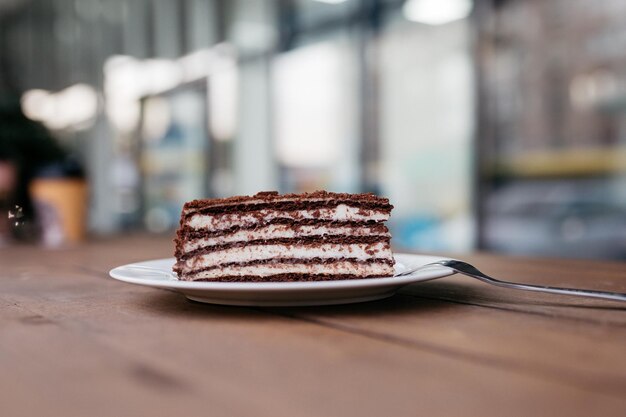 Kuchen auf einem Teller Köstlicher Kuchen auf einem Café-Hintergrund