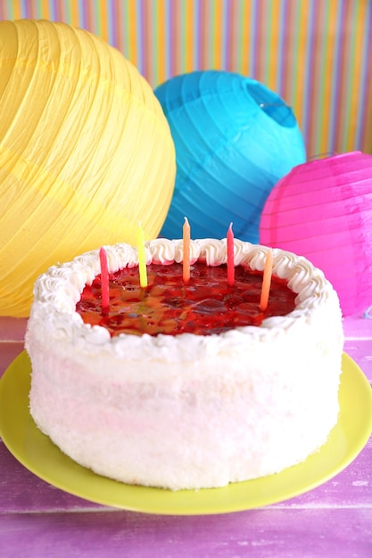Kuchen auf gestreiftem Hintergrund