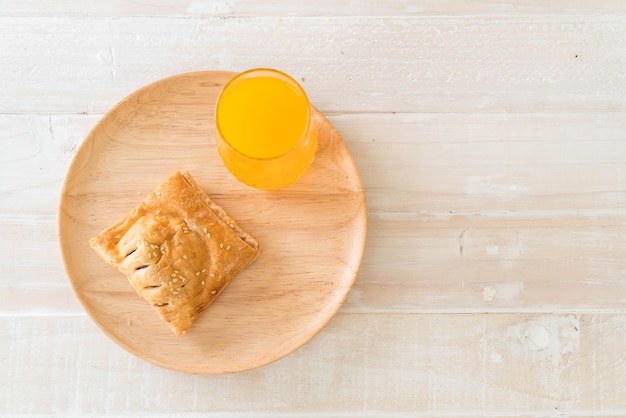 Kuchen auf Holzplatte