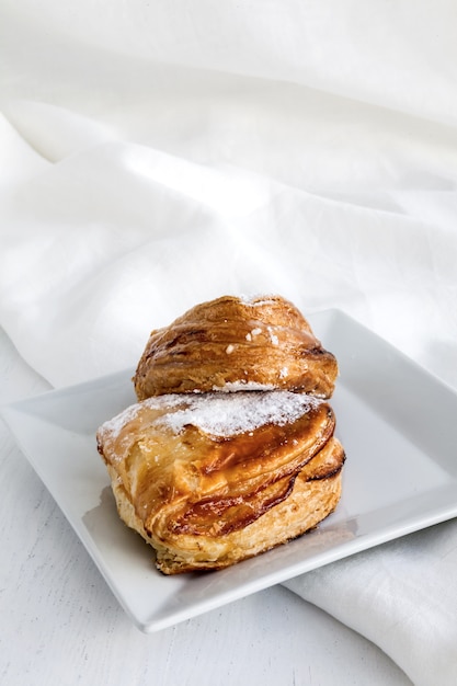 Kuchen auf Tabellenhintergrund und weißem Gewebe