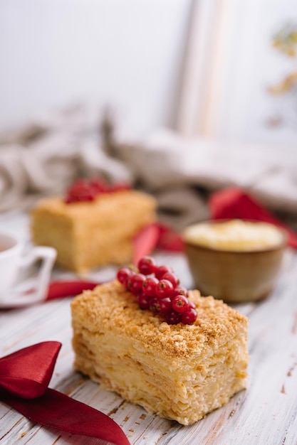 Kuchen aus dünnen knusprigen Schichten und Sahnenapoleon