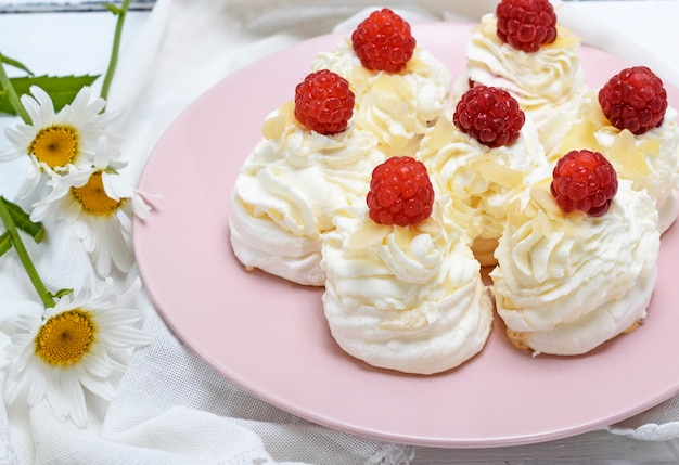 Kuchen aus Eiweiß und Schlagsahne mit Himbeeren