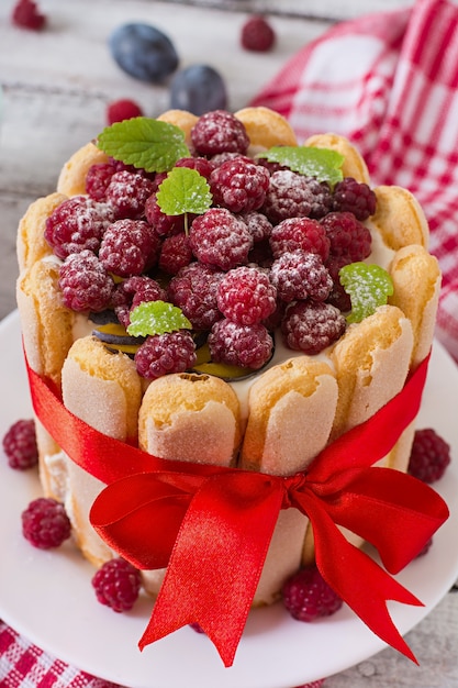 Kuchen "Charlotte" mit Himbeeren und Pflaumen.