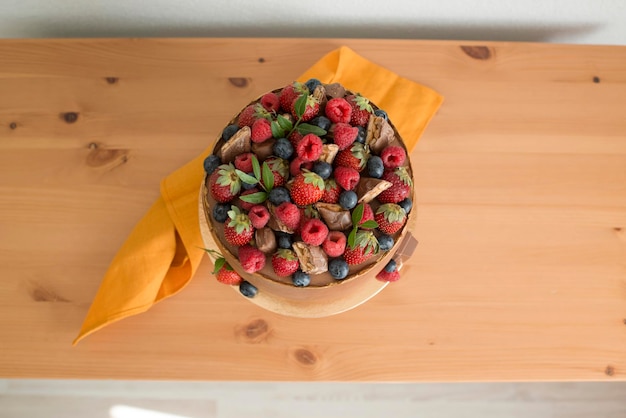 Kuchen dekoriert mit Schokolade und Beeren, Ansicht von oben