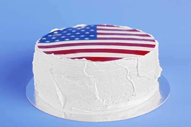 Kuchen der amerikanischen Flagge auf blauem Hintergrund