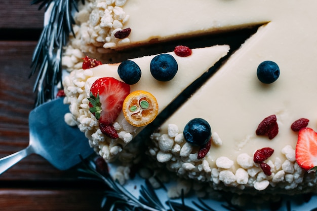 Kuchen des selektiven Makrofokus mit Beerenweißglasur