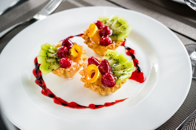 Kuchen Dessert fruchtige Beerencreme auf einem Teller