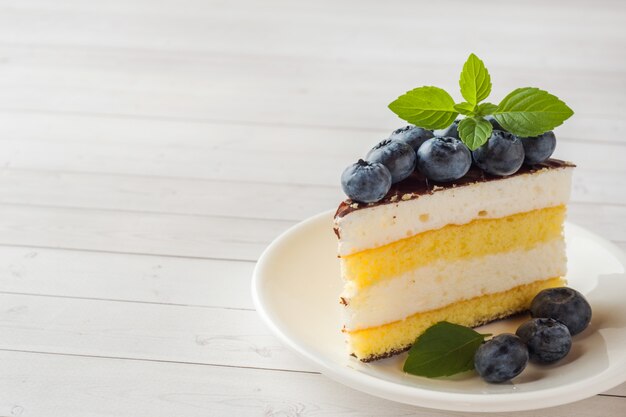 Kuchen eines Auflaufs mit Glasur und frischen Blaubeeren. kopieren sie platz