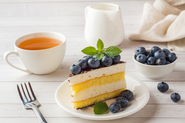 Kuchen eines Auflaufs mit Glasur und frischen Blaubeeren.