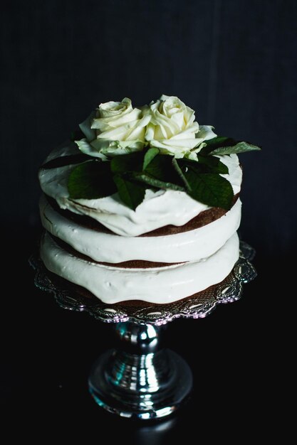 Kuchen, garniert mit Rosen auf dem Stand