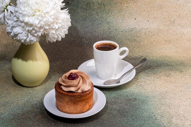 Foto kuchen gefüllt mit sahne und kirschmarmelade box eclairs neujahr und feiertag konzept kopierplatz