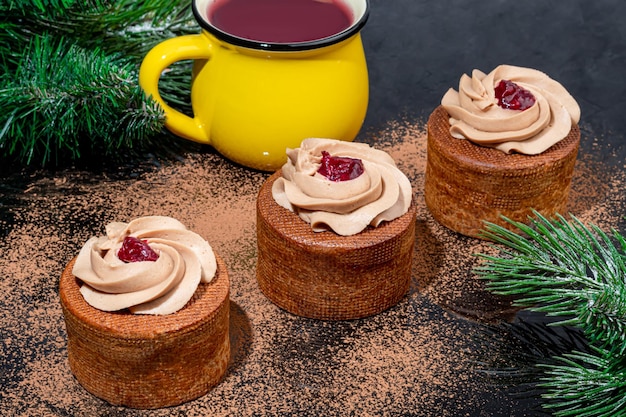 Foto kuchen gefüllt mit sahne und kirschmarmelade box eclairs neujahr und feiertag konzept kopierplatz