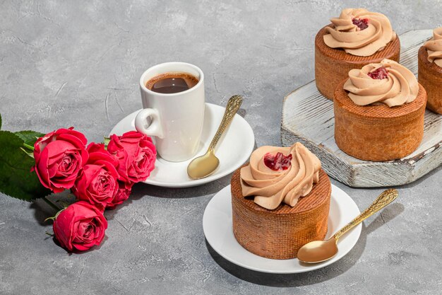 Foto kuchen gefüllt mit sahne und kirschmarmelade box eclairs neujahr und feiertag konzept kopierplatz