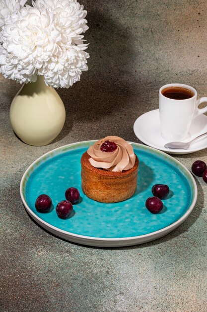 Foto kuchen gefüllt mit sahne und kirschmarmelade box eclairs neujahr und feiertag konzept kopierplatz