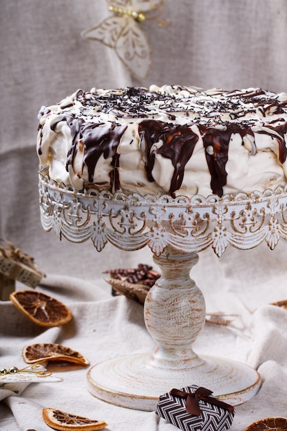 Foto kuchen in schokoladenzucker. weihnachts- und neujahrskuchen, geschenk