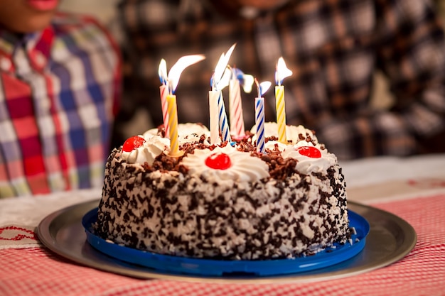 Kuchen Kerzen werden ausgeblasen Geburtstagskerzen im Wind jeder will probieren es sieht so appetitlich aus...