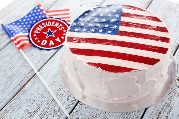 Kuchen mit amerikanischer Flagge auf Holzhintergrund Tageskonzept des Präsidenten