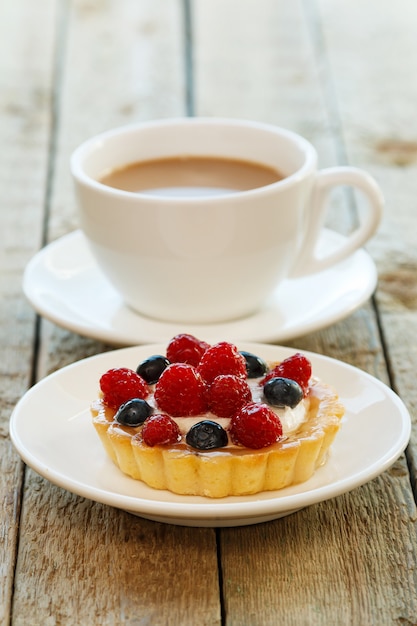 Kuchen mit Beeren und Kaffee