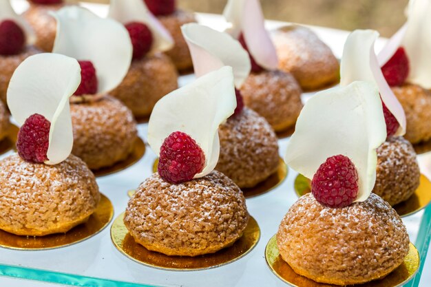 Kuchen mit Beeren verziert mit Rosenblättern