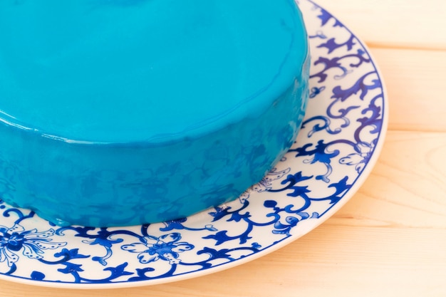 Foto kuchen mit blauer spiegelglasur verziert.