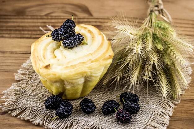 Kuchen mit Brombeeren und Ähren auf dem Tisch.