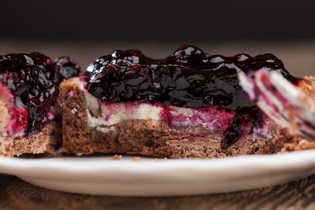 Kuchen mit Buttercreme und schwarzer Johannisbeermarmelade