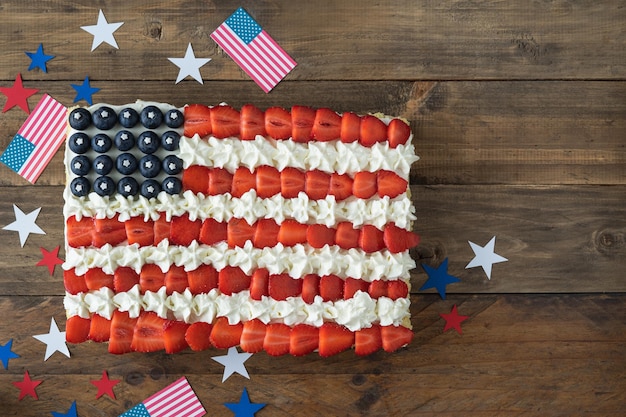 Kuchen mit den Farben der US-Flagge auf Holzhintergrund Kopierbereich Feier zum Unabhängigkeitstag