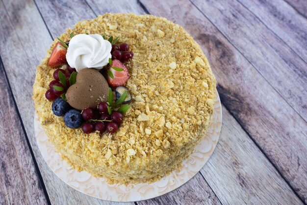 Kuchen mit Erdbeeren auf einem alten Holztisch verziert