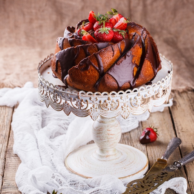 Kuchen mit erdbeeren und schokoladenglasur auf der basis.