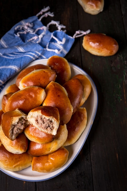 Kuchen mit Fleisch auf einem Teller