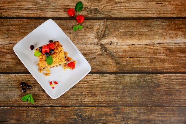 Kuchen mit frischen Beeren auf weißem Teller