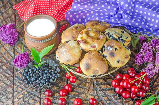 Kuchen mit frischen Beeren Süße Kuchen mit Beeren auf dem Tisch Nahaufnahme