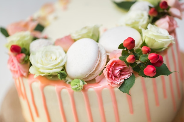 Kuchen mit frischen Blumen und Makronen